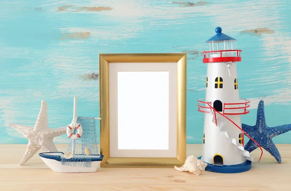 Ahşap masa deniz yaşam tarzı nesnelerle deniz kavramı. Fotoğraf montajı için