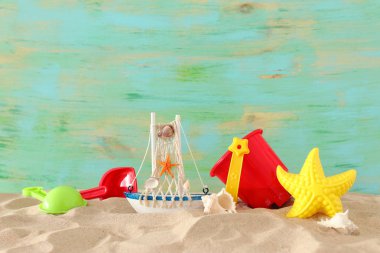 kum üzerinde çocuk için plaj renkli oyuncaklar ile tatil ve yaz görüntü