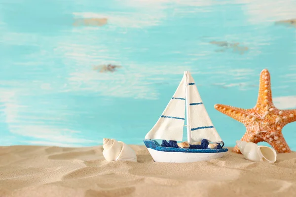 ビーチ砂とパステルブルーの背景の上にヴィンテージ木製ボート — ストック写真