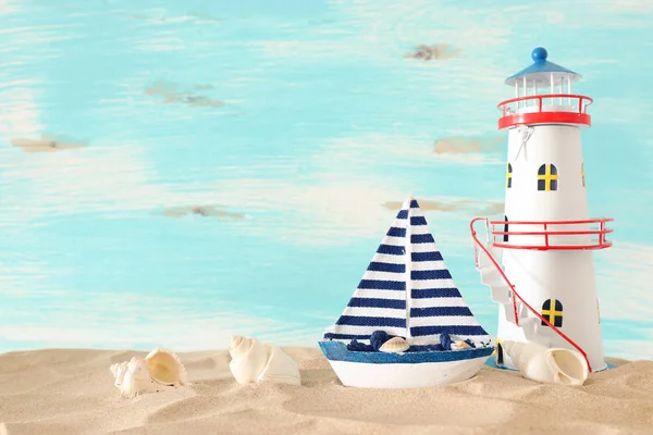 Vacanza e concetto estivo con barca d'epoca, stelle marine, faro e conchiglie sulla spiaggia di sabbia davanti a sfondo blu pastello — Foto Stock