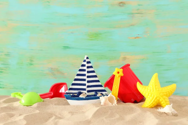 Vacaciones e imagen de verano con juguetes coloridos de playa para niños sobre la arena — Foto de Stock