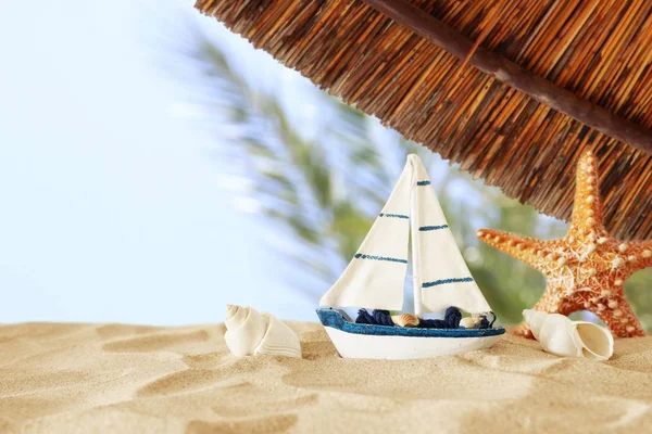 Vintage-Holzboot über Strand Sand und Meereslandschaft Hintergrund — Stockfoto