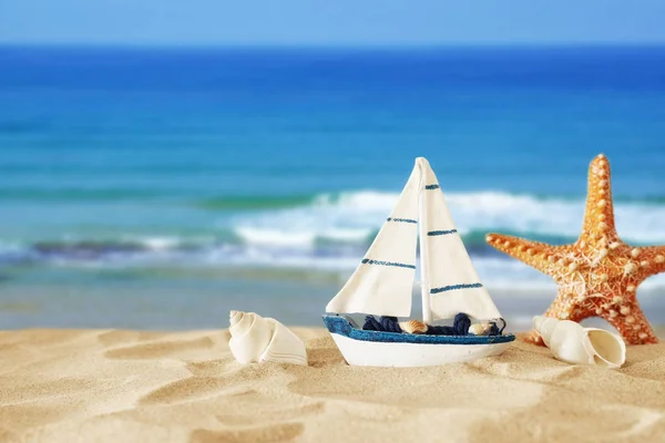 Vintage wooden boat over beach sand and sea landscape background — Stock Photo, Image