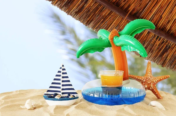 Concepto de vacaciones y verano con bebida de fruta fresca y palmera — Foto de Stock