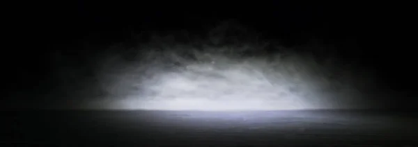 Αφηρημένη σκοτεινή σκηνή του δαπέδου με ομίχλη ή ομίχλη, προβολέα για την οθόνη. Banner — Φωτογραφία Αρχείου