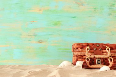 Kumda plaj saman çantası ve ahşap tekne. Tropikal yaz tatili konsepti