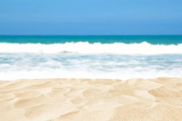 Άδειο παραλία με άμμο μπροστά από το καλοκαίρι στη θάλασσα φόντο με αντίγραφο χώρου — Φωτογραφία Αρχείου
