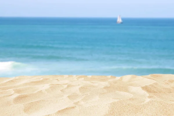 Praia de areia vazia em frente ao fundo do mar de verão com espaço de cópia — Fotografia de Stock
