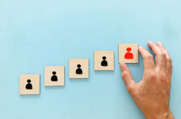 Bild von Holzklötzen mit Menschen-Ikone über blauem Tisch, Aufbau eines starken Teams, Personal- und Managementkonzept — Stockfoto