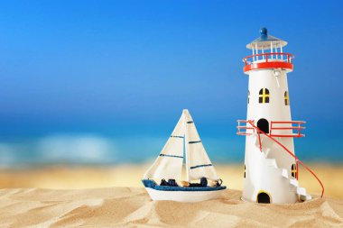 plaj kum ve deniz toprakları üzerinde vintage ahşap tekne ve deniz feneri