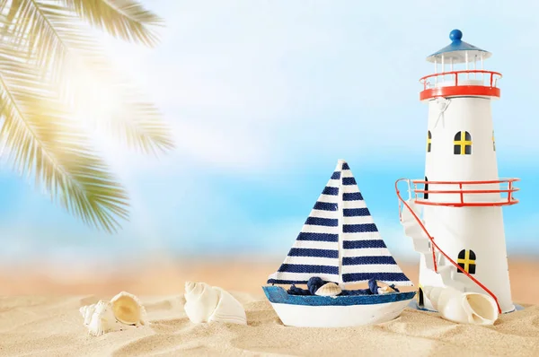Plaj kum ve deniz toprakları üzerinde vintage ahşap tekne ve deniz feneri — Stok fotoğraf