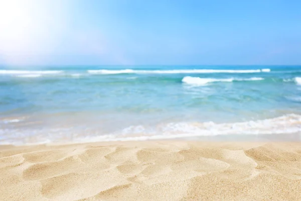 Lege zand strand voor de zomer zee achtergrond met kopie ruimte — Stockfoto