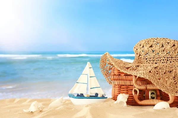 Kumda saman bavul üzerinde Plaj moda kadın şapka. Tropic — Stok fotoğraf