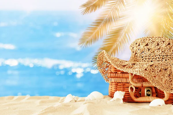 Kumlu saman bavul üzerinde plaj moda kadın şapka. Tropikal yaz tatili konsepti — Stok fotoğraf