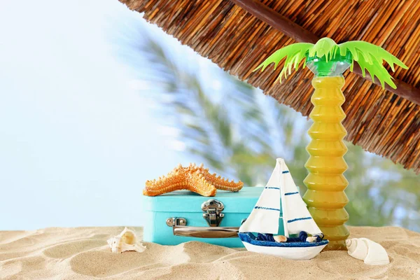 Nautica, vacanza e immagine di viaggio con oggetti in stile vita di mare nella sabbia spiaggia — Foto Stock