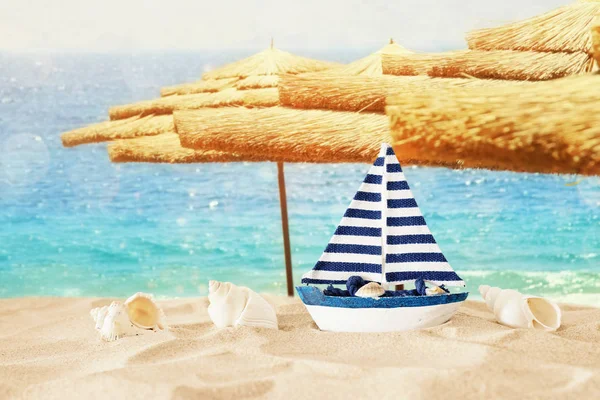 Starožitný dřevěný člun nad plážovým pískem a mořskou krajinou — Stock fotografie