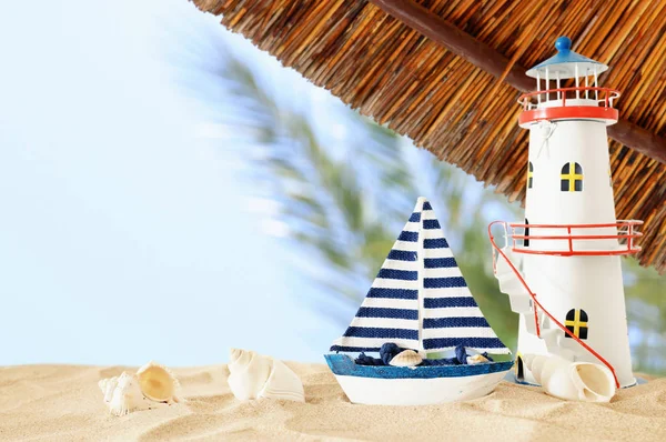 Plaj kum ve deniz toprakları üzerinde vintage ahşap tekne ve deniz feneri — Stok fotoğraf
