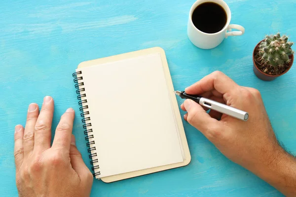 Apri il quaderno con pagine vuote e altri materiali per ufficio sopra il tavolo blu della scrivania dell'ufficio. Vista dall'alto — Foto Stock