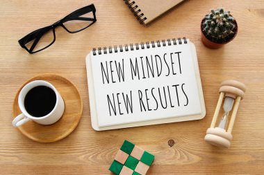 Tablonun açık defterli en üstteki görüntüsü ve yeni metin zihniyeti sonuçları. başarı ve kişisel gelişim kavramı