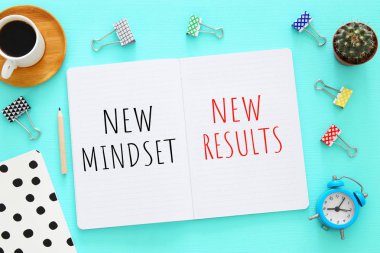 Tablonun açık defterli en üstteki görüntüsü ve yeni metin zihniyeti sonuçları. başarı ve kişisel gelişim kavramı