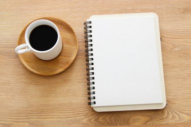 Ahşap eski ofis masası masa üzerinde boş sayfaları ile defter açın. Üst görünüm, düz yatıyordu