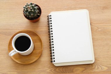 Ahşap eski ofis masası masa üzerinde boş sayfaları ile defter açın. Üst görünüm, düz yatıyordu