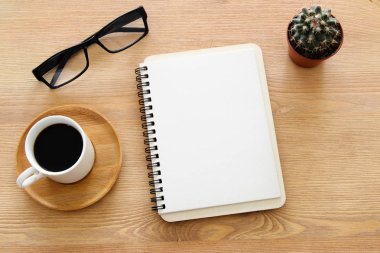 Ahşap eski ofis masası masa üzerinde boş sayfaları ile defter açın. Üst görünüm, düz yatıyordu