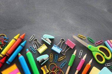 Okul konseptine geri dönelim. sınıf tahta üzerinde kırtasiye ve kitap. üst görünüm, düz yatıyordu