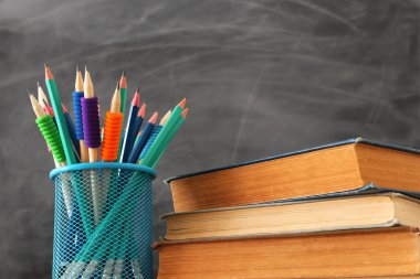 Okul konseptine geri dönelim. sınıf kara tahta üzerinde kırtasiye ve kitap