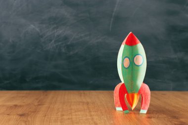eğitim ve okul kavramına geri dön. sınıf kara tahta önünde karton roket