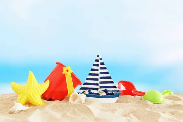 Vacanze. vacanza e immagine estiva con spiaggia giocattoli colorati per — Foto Stock