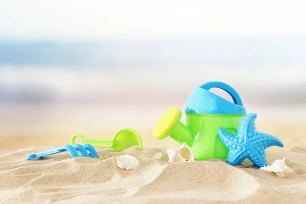 Vacaciones e imagen de verano con juguetes coloridos de playa para niños sobre la arena — Foto de Stock