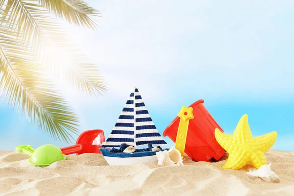 Vacaciones. vacaciones e imagen de verano con juguetes coloridos de playa para niños sobre la arena — Foto de Stock