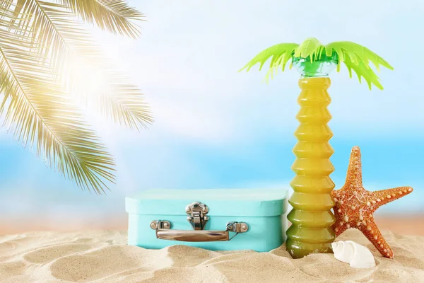 Semester. nautisk, semester och resa bild med Sea Life stil objekt i stranden sand — Stockfoto