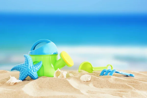 Üzerinde çocuk için plaj renkli oyuncaklar ile tatil ve yaz görüntü — Stok fotoğraf
