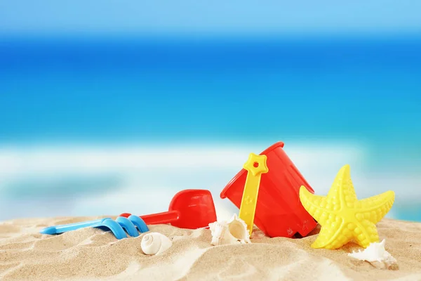Праздники. отдых и летний образ с пляжем красочные игрушки для ребенка на песке — стоковое фото