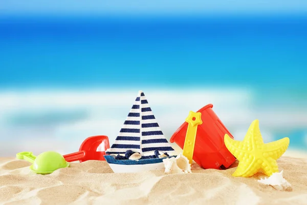Semester. semester och sommar bild med stranden färgglada leksaker för Kid över sanden — Stockfoto