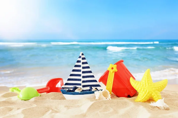 Tatil. kum üzerinde çocuk için plaj renkli oyuncaklar ile tatil ve yaz görüntü — Stok fotoğraf