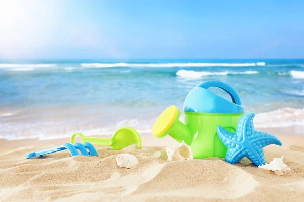 Vacaciones e imagen de verano con juguetes coloridos de playa para niños sobre la arena — Foto de Stock