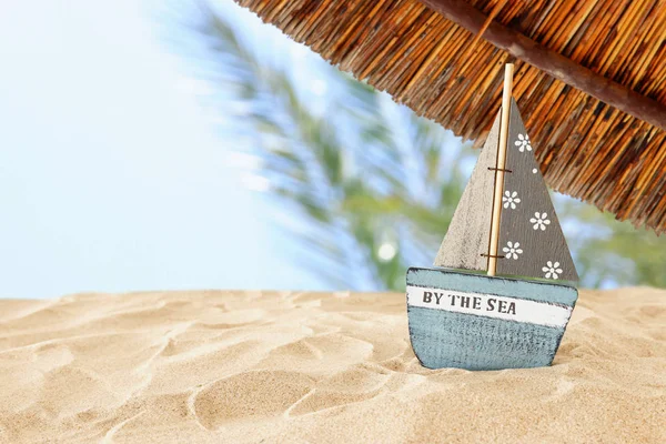 Semester. Vintage träbåt över stranden sand och hav landskap bakgrund — Stockfoto