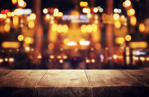 Bakgrund av träbord framför abstrakt suddig restaurang Lights — Stockfoto