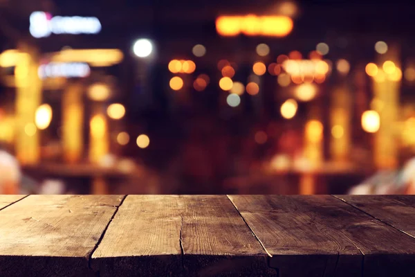 Háttérben a fából készült asztal előtt absztrakt homályos étterem fények — Stock Fotó