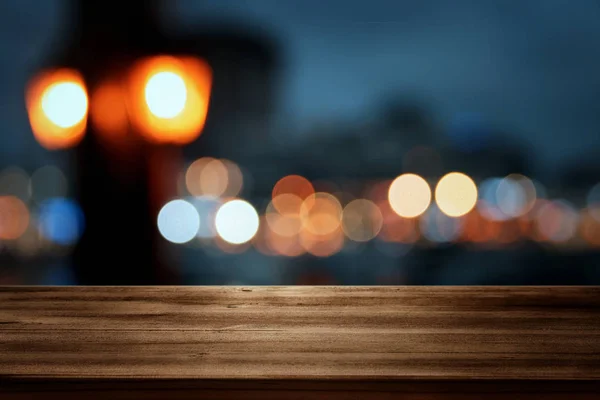 Fundo de mesa de madeira na frente de abstrato desfocado restaurante luzes — Fotografia de Stock