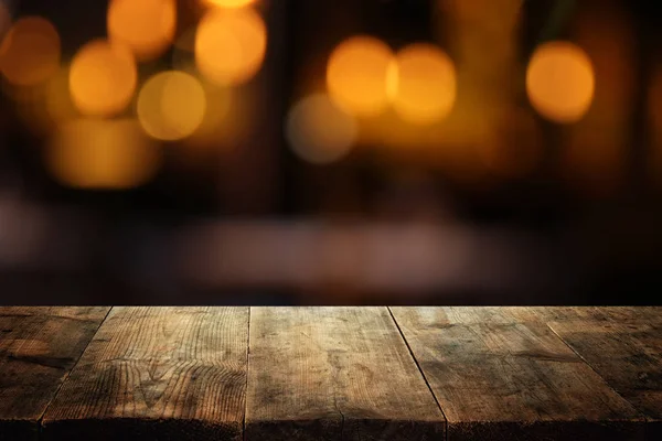 Achtergrond van houten tafel voor abstracte wazig restaurant Lights — Stockfoto