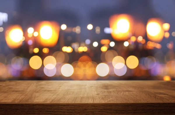 Sfondo di tavolo in legno di fronte astratto luci ristorante offuscata — Foto Stock
