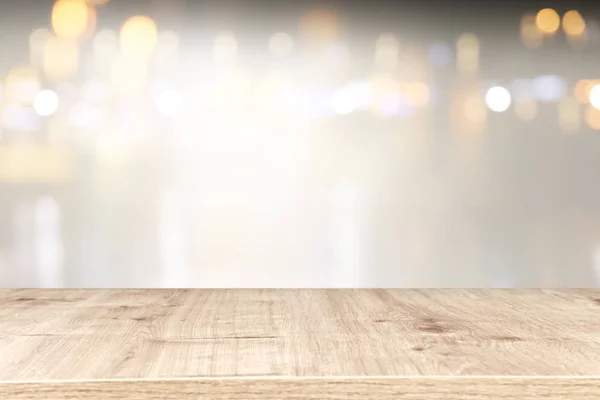 Фон деревянного стола перед абстрактным размытым оконным светом — стоковое фото