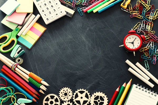 Bildung und zurück zum Schulkonzept. Schreibwaren über der Schultafel. Draufsicht, flache Lage — Stockfoto