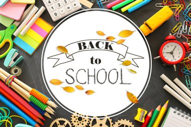 eğitim ve okul kavramına geri dön. sınıf kara tahta üzerinde kırtasiye ve otobüs. üst görünüm, düz yatıyordu