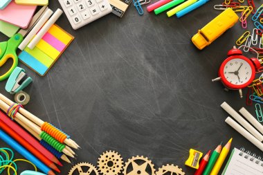 eğitim ve okul kavramına geri dön. sınıf kara tahta üzerinde kırtasiye ve otobüs. üst görünüm, düz yatıyordu