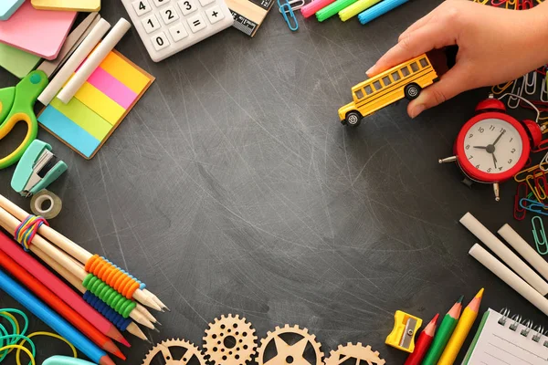 Bildung und zurück zum Schulkonzept. Schreibwaren und Bus über die Schultafel. Draufsicht, flache Lage — Stockfoto